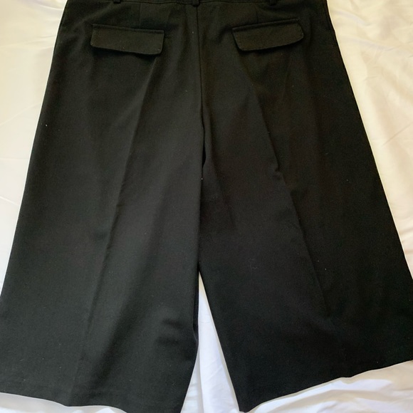 NWOT- Apostrophe Black Dressy Shorts knee length. With Faux pockets Size: 12 - Picture 2 of 7